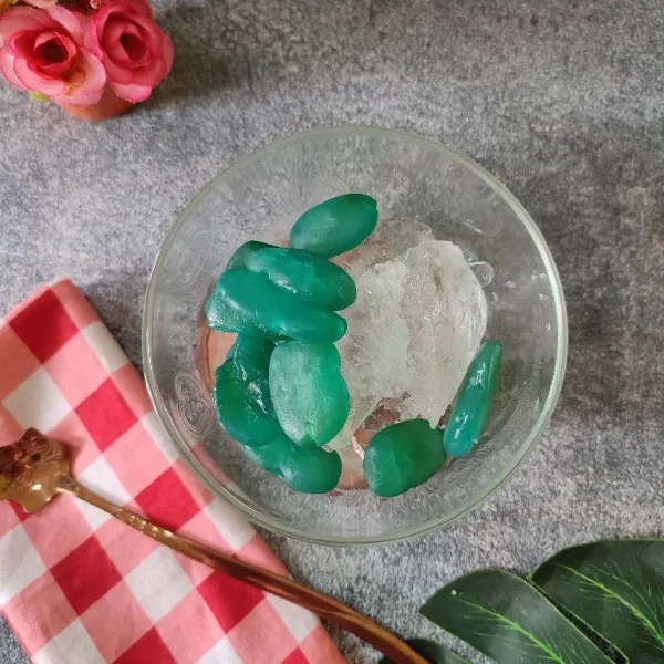 Kemudan tata kolang-kaling di atasnya.