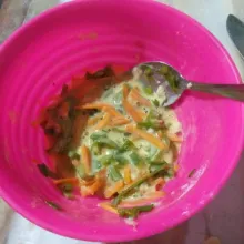Masukkan sayuran dan bumbu pelengkap, lalu aduk rata.