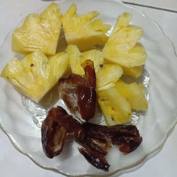 Siapkan buah nanas dan kurma.