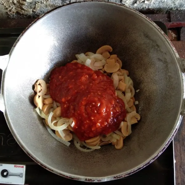 Masukkan saus tomat, saus barbeque dan kecap. Aduk hingga rata.