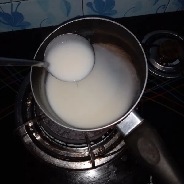 Masak susu putih cair yang telah dicampur tepung maizena hingga mengental.