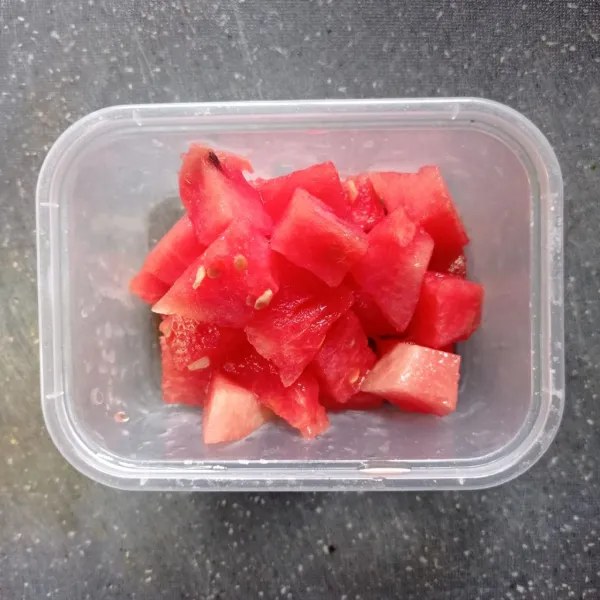 Potong-potong dadu semangka.