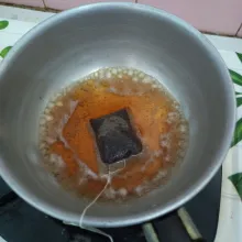 Didihkan 50 ml air dan masukkan kantong teh, tekan-tekan agar berubah warna, matikan kompor setelah air terlihat berwarna pekat.