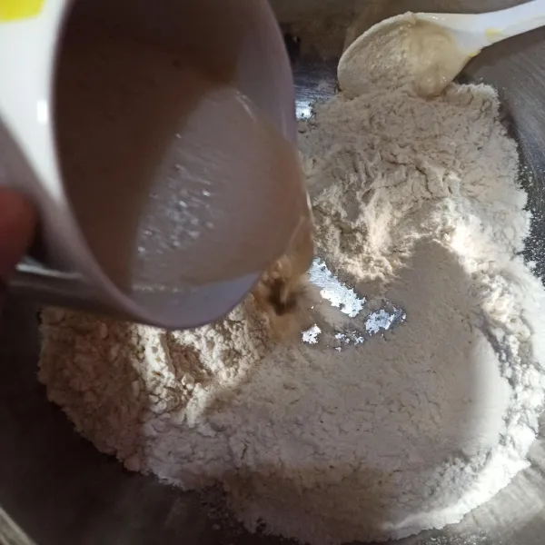Masukkan larutan ragi ke tepung, aduk dan sambil uleni. 
Beri garam, uleni lagi. 
Bagi menjadi 3-4 bagian untuk teflon ukuran 20 cm (tergantung ukuran teflon).