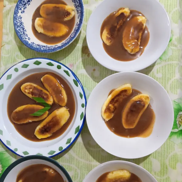 Tata pisang dengan wadah, siram dengan kuah.