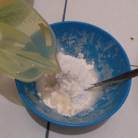 Larutkan tepung terigu, garam, lada bubuk, dengan air, lalu aduk rata.