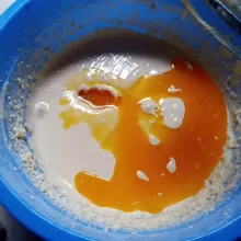Masukkan margarin cair, aduk balik dengan spatula.