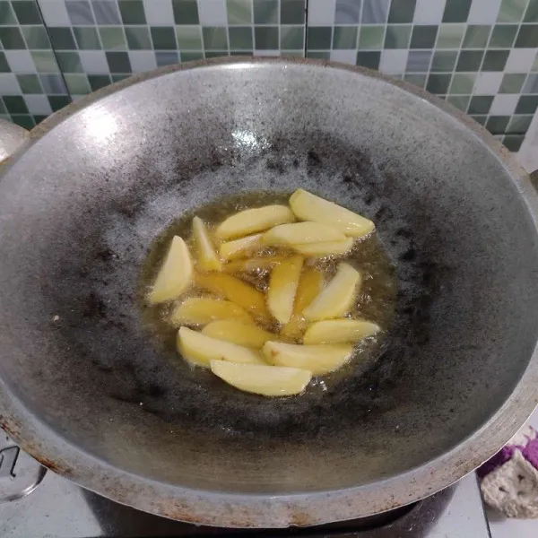 Goreng kentang hingga empuk, angkat dan tiriskan minyaknya.