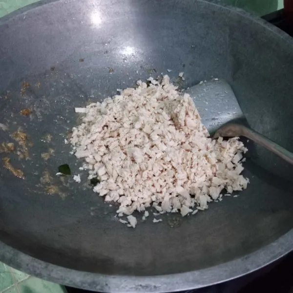 Masukkan ayam, bumbui dengan garam, gula, dan kaldu bubuk, lalu aduk rata.