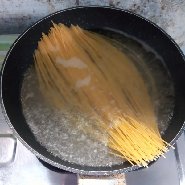 Rebus spaghetti sampai empuk. Angkat dan tiriskan.