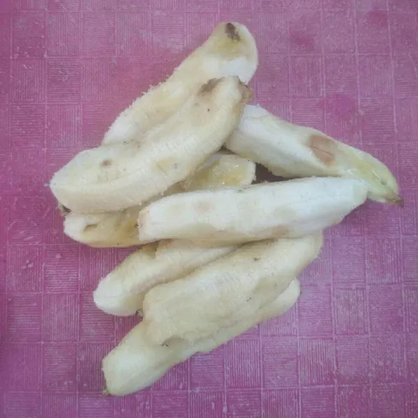 Siapkan pisang kupas pisang