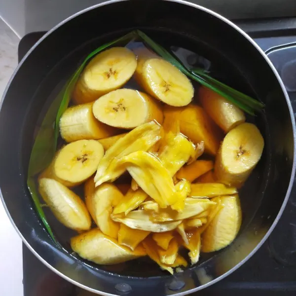 Setelah gula larut, masukkan pisang dan nangka, lalu aduk rata.