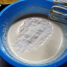 Masukkan tepung terigu secara bertahap, mixer dengan kecepatan rendah.