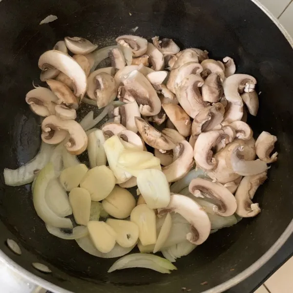 Tambahkan bawang putih dan jamur