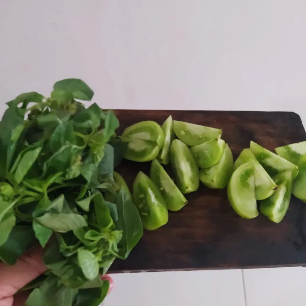 Petik daun kemangi dan potong tomat.