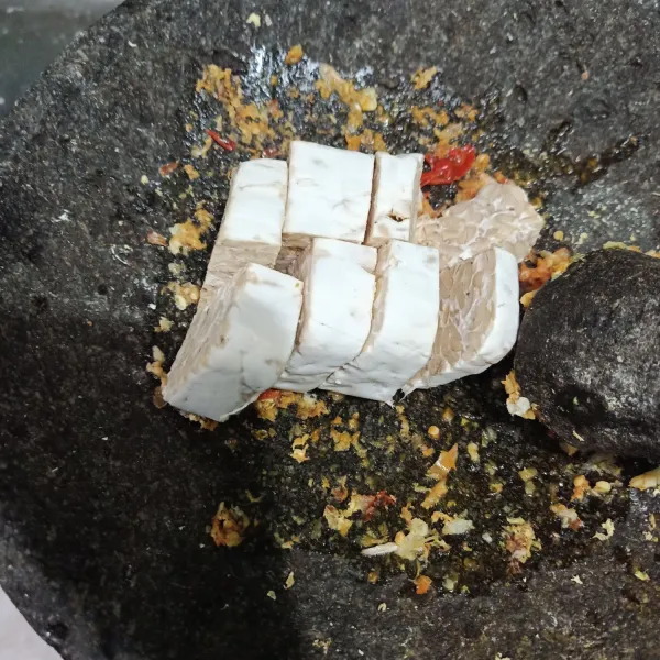 Tambahkan tempe.