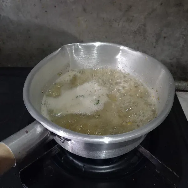 Masukkan kacang hijau, air, gula pasir dan daun pandan ke dalam panci. 
Rebus kacang hijau sampai empuk.