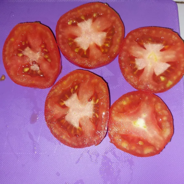 Potong tomat seperti di foto.
