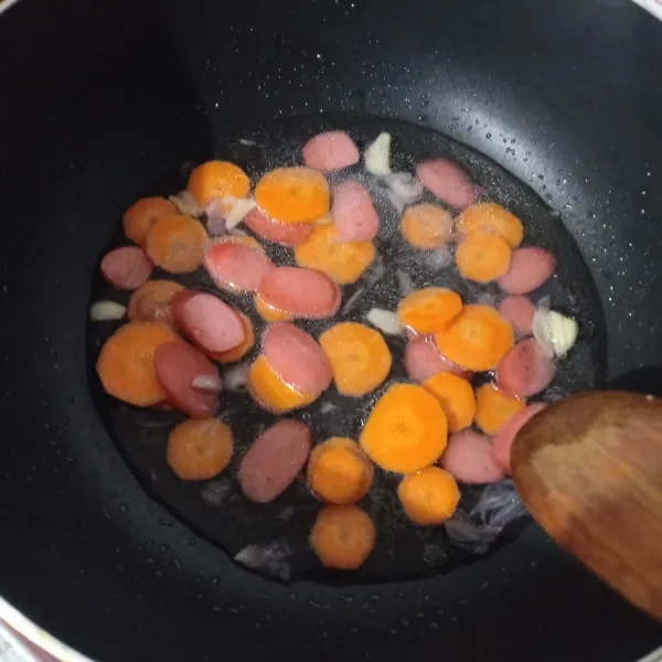 Masukkan air dan wortel, biarkan mendidih dan wortel empuk.