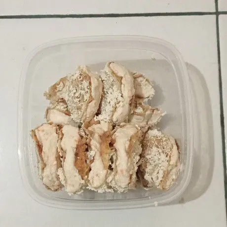 Isikan dengan adonannya.