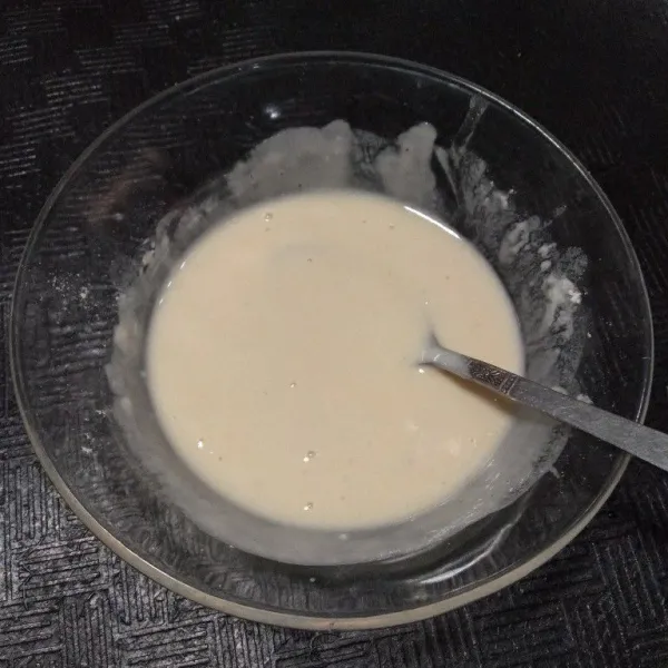 Campur tepung terigu, beras, gula pasir dan garam, lalu tuang air sedikit demi sedikit sambil diaduk hingga merata jadi adonan kental dan tidak terlalu encer.