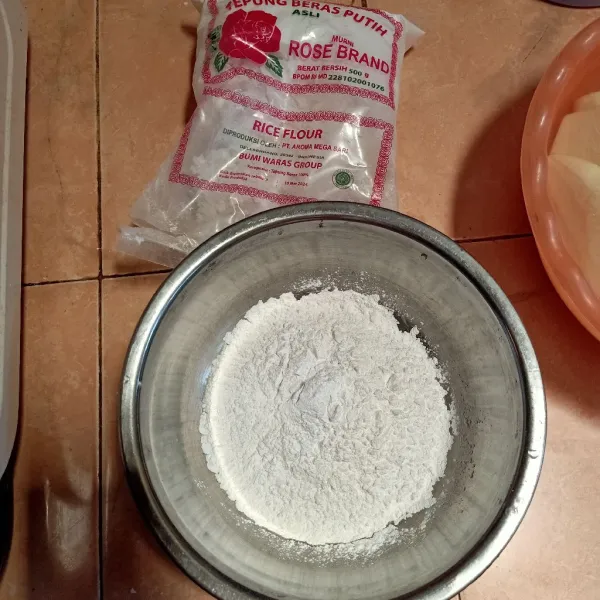 Tuang tepung beras dalam wadah bersama vanili. Aduk rata.