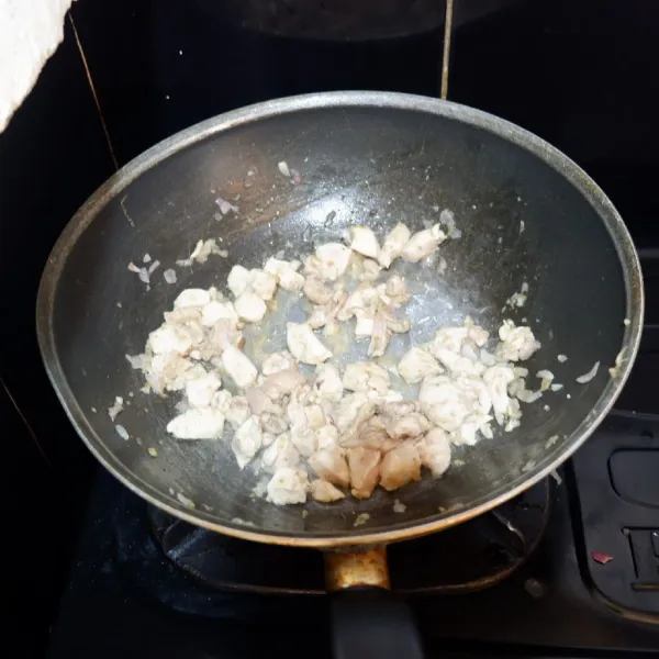Tambahkan ayam yang telah dipotong dadu, masak hingga berubah warna.