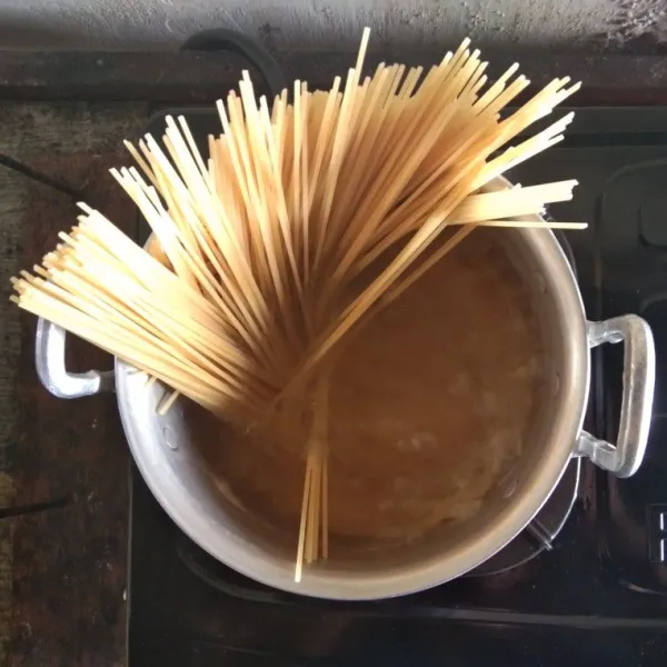 Rebus mie spaghetti hingga matang (kurang lebih 20-30 menit).