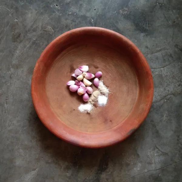 Ulek bawang merah, bawang putih, garam, gula merica bubuk dan kaldu jamur.