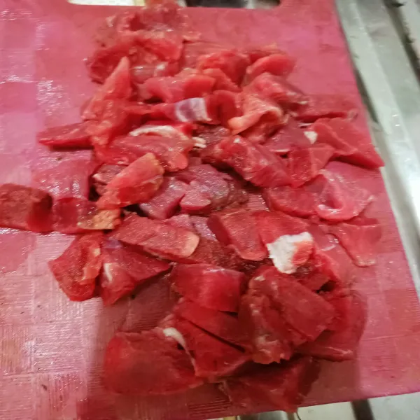 Potong dadu daging tanpa lemak kemudian chopper kasar.