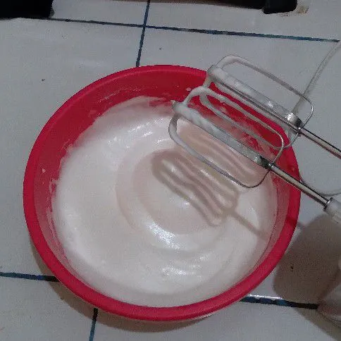 Mixer telur dan gula pasir hingga putih serta kaku.