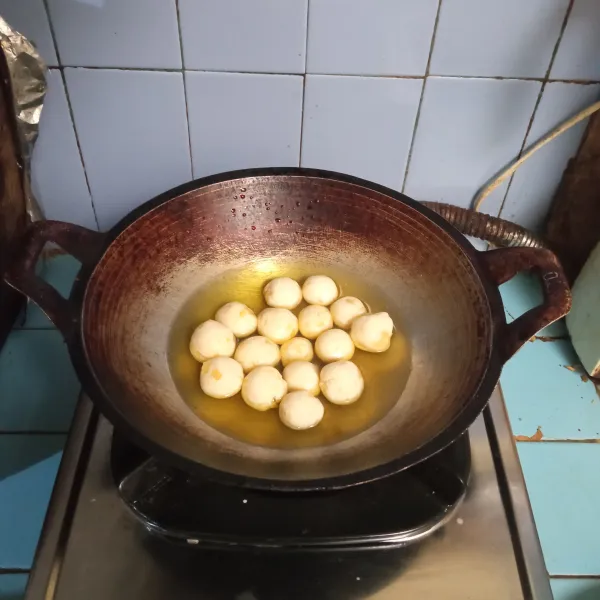 Masukkan bola-bola cimol ke dalam wajan yang berisi minyak yang belum dipanaskan.