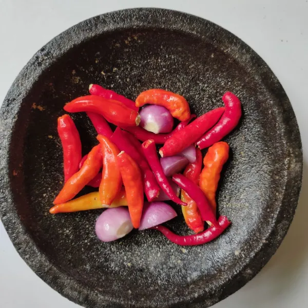 Haluskan bawang merah dan cabai.