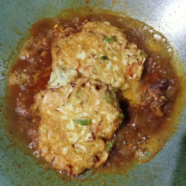 Kemudian masukkan telur dadar goreng. Masak hingga bumbu rendang merasuk, lalu sajikan.