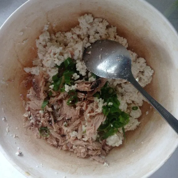 Hancurkan tahu. 
Lalu tambahkan daun bawang, tuna suwir, bumbu halus, garam, lada dan kaldu bubuk. 
Aduk rata.