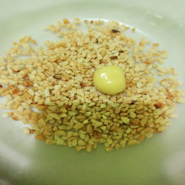 Celupkan dalam putih telur kemudian dibalurkan ke kacang.