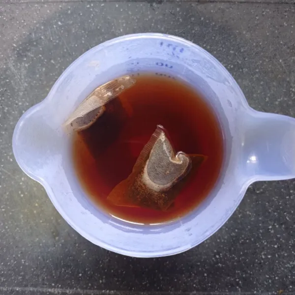 Siapkan air teh manis.