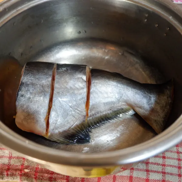 Siapkan ikan patin yang telah dipotong-potong dan dicuci bersih.