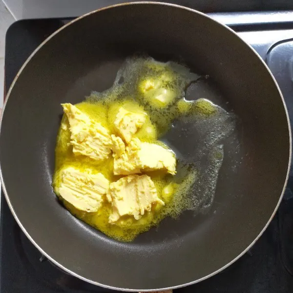 Panaskan margarin di teflon.