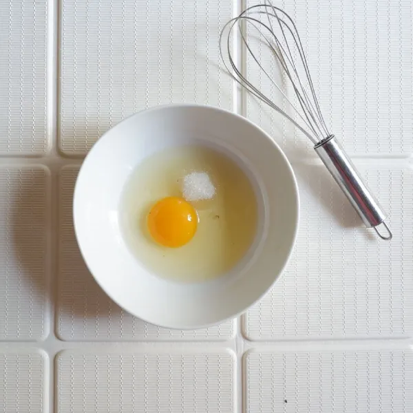 Kocok gula dan telur hingga rata, sisihkan.