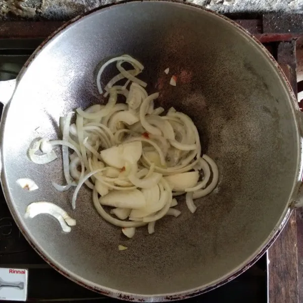 Masukkan minyak goreng, bumbu halus dan daging cincang. Tumis hingga matang. Tambahkan bawang bombay dan tumis kembali hingga bawang layu/ matang.