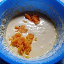Masukkan labu kuning, aduk balik dengan spatula.
