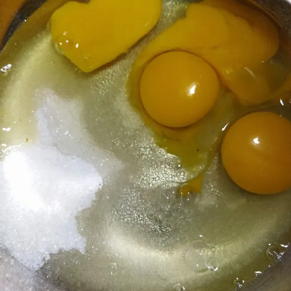 Campur gula dan telur.