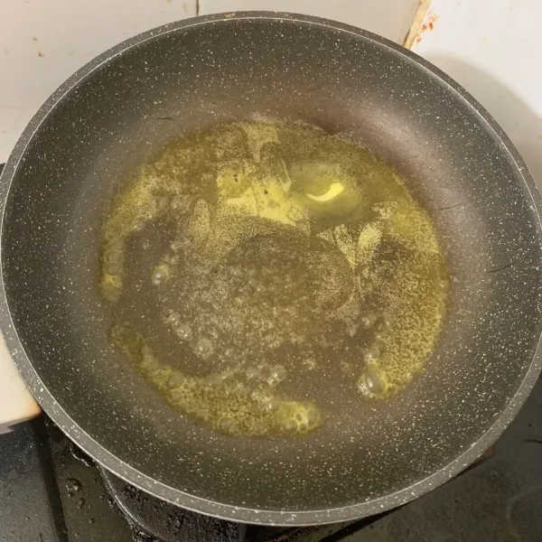Panaskan mentega.