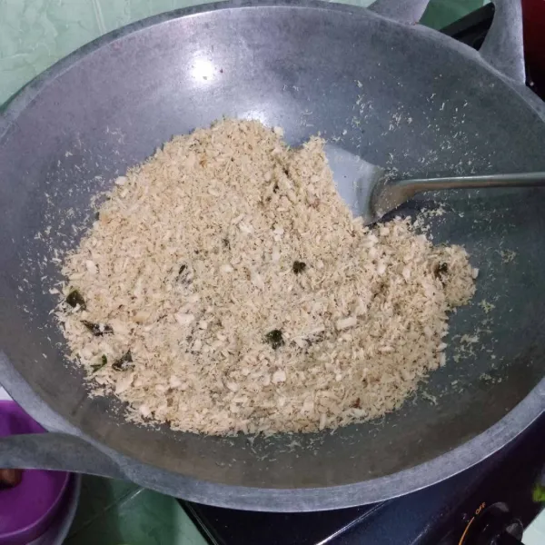 Masak terus hingga abon ayam terasa ringan dan kering.