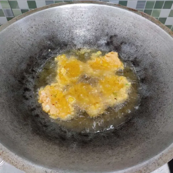 Panaskan minyak goreng, ambil 1 sdm adonan, kemudian goreng dalam minyak panas.