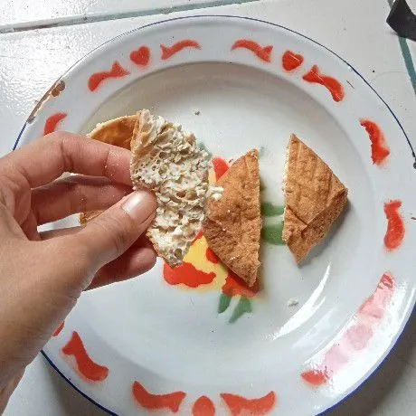 Bagi tahu menjadi 2 bagian, kemudian balik tahunya.