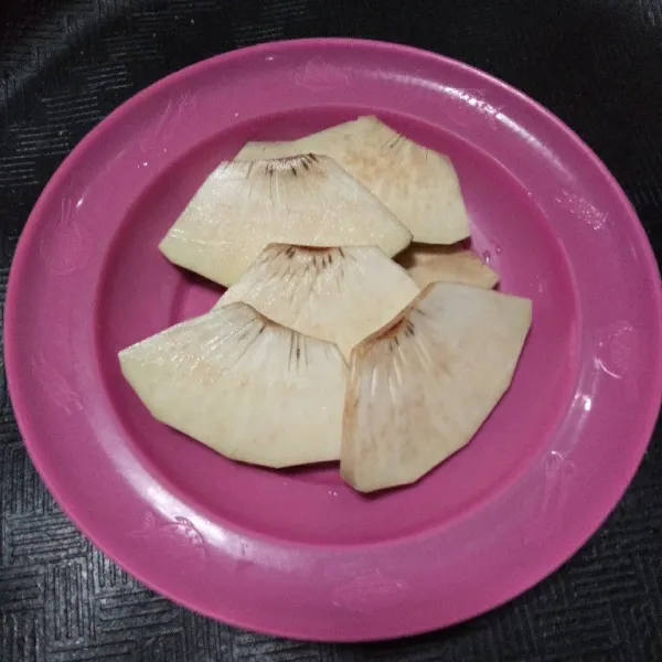Kupas sukun kemudian potong-potong.