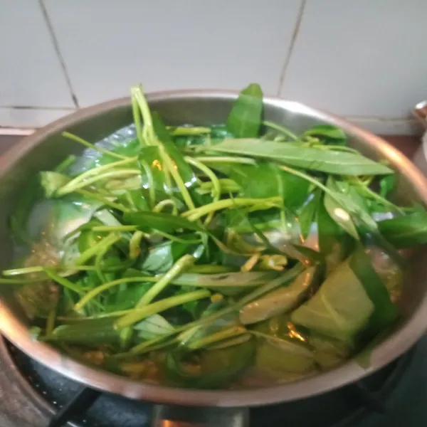 Terakhir masukkan kangkung. Masak hingga kangkung lagu. Matikan api dan sajikan.