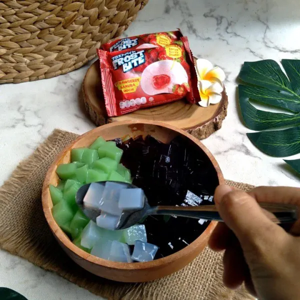 Tambahkan nata de coco.